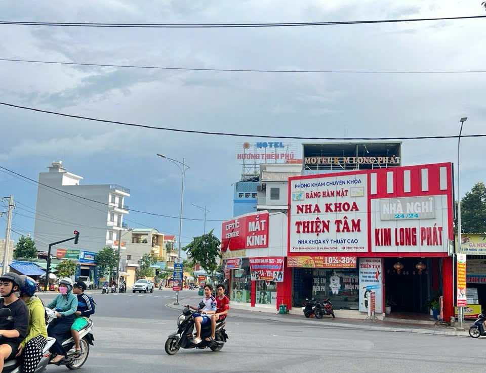 mặt tiền trần hưng đạo