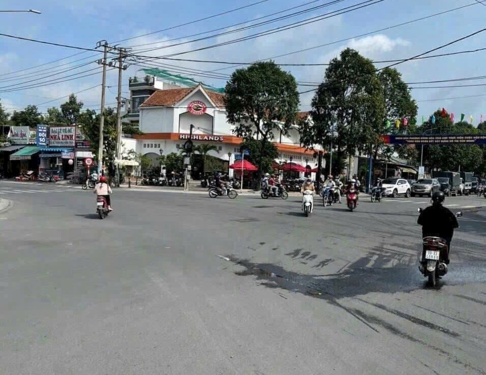 mặt tiền trần hưng đạo dĩ an