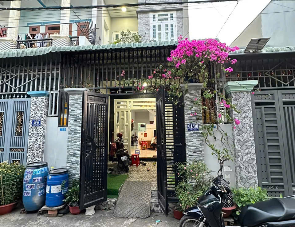 nhà gần hội trường đông hoà