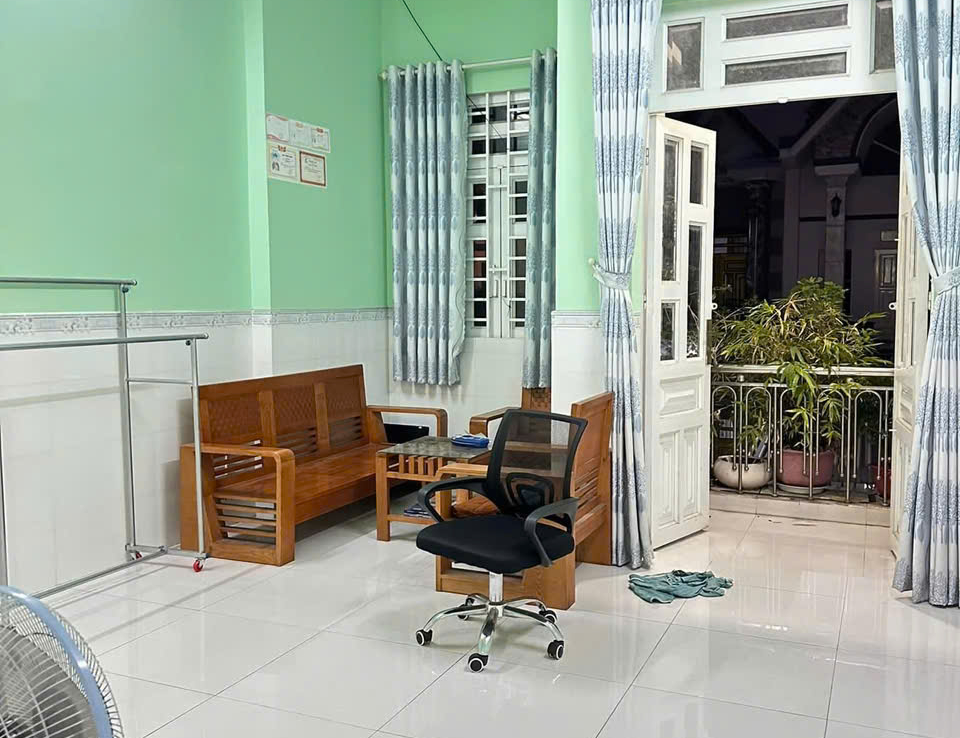 nhà gần hội trường đông hoà