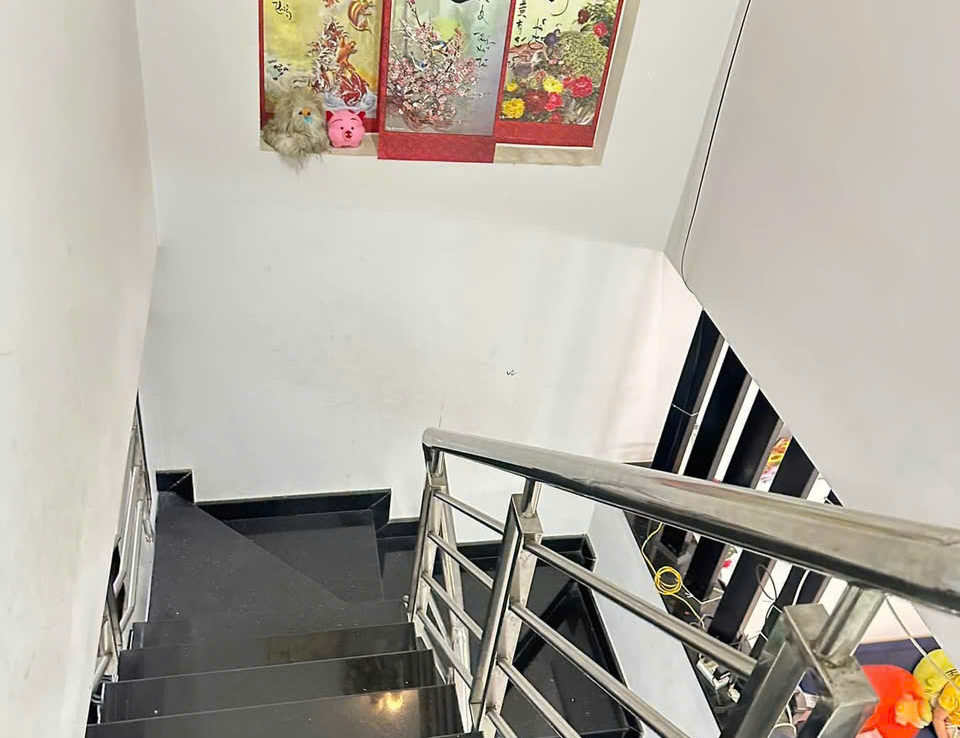 nhà gần hội trường đông hoà