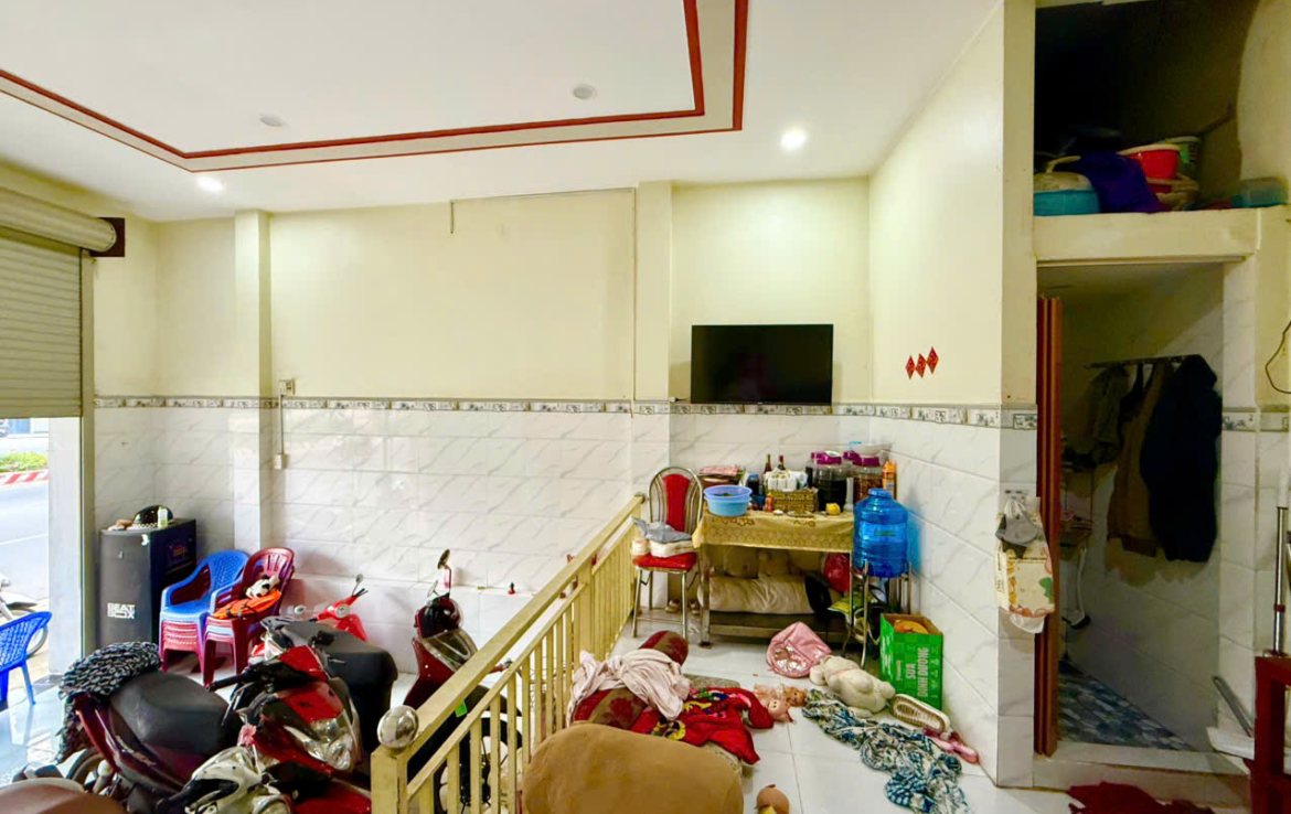 nhà mặt tiền đường thống nhất