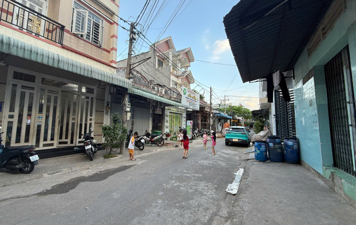 bán nhà gần chợ dĩ an 2