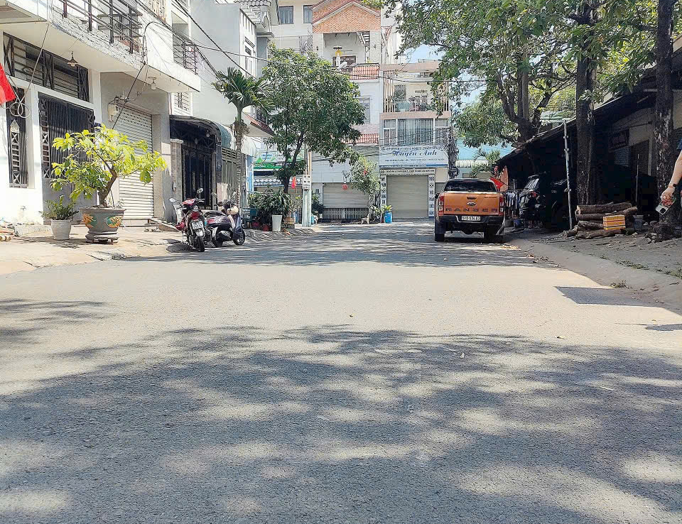 nhà xóm vắng dĩ an