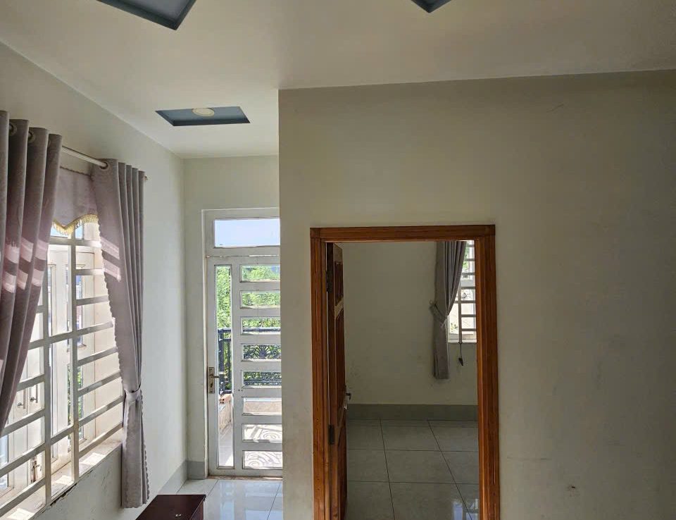 nhà gần trường học dĩ an