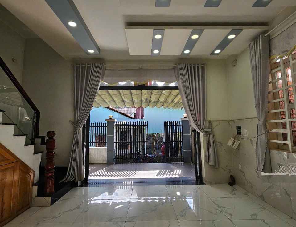 nhà gần trường học dĩ an