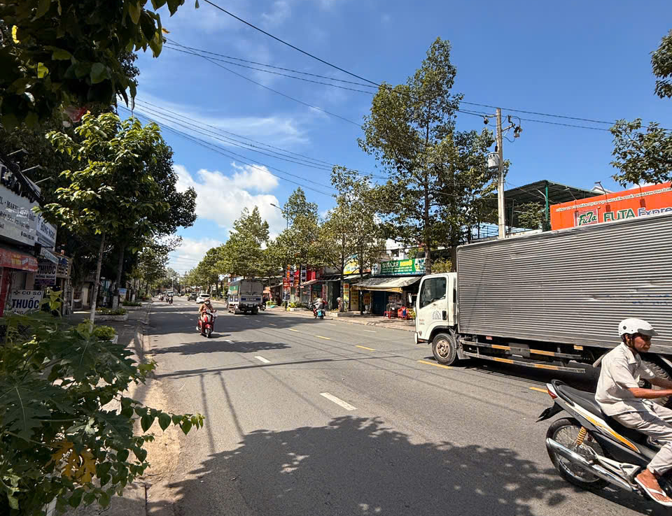 nhà mặt tiền lê hồng phong