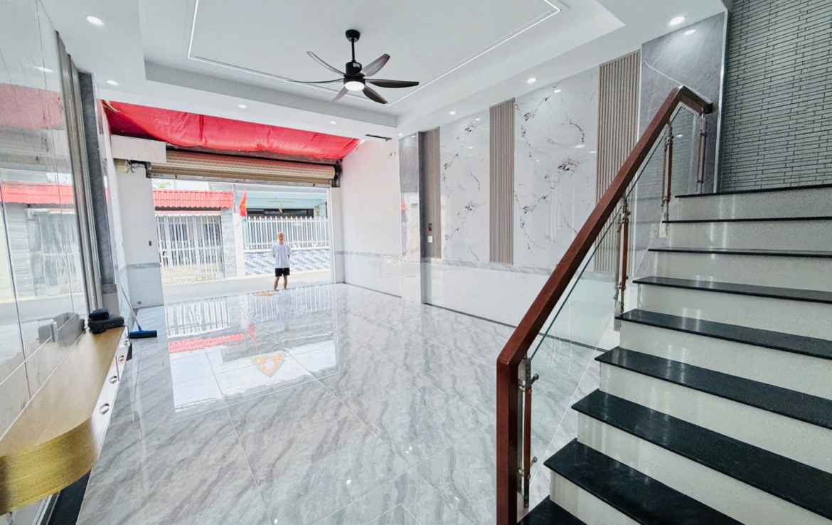 nhà mặt tiền gần làng đại học (1)